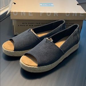 Open toe platform black washed canvas Tom’s Sz 8